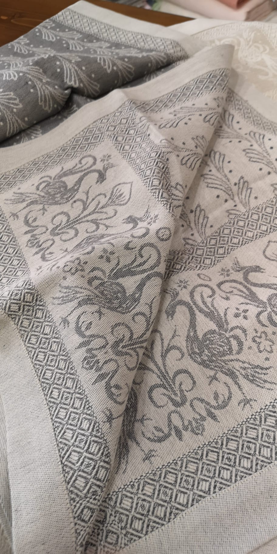 CENTROTAVOLA GRIFO IN MISTO LINO