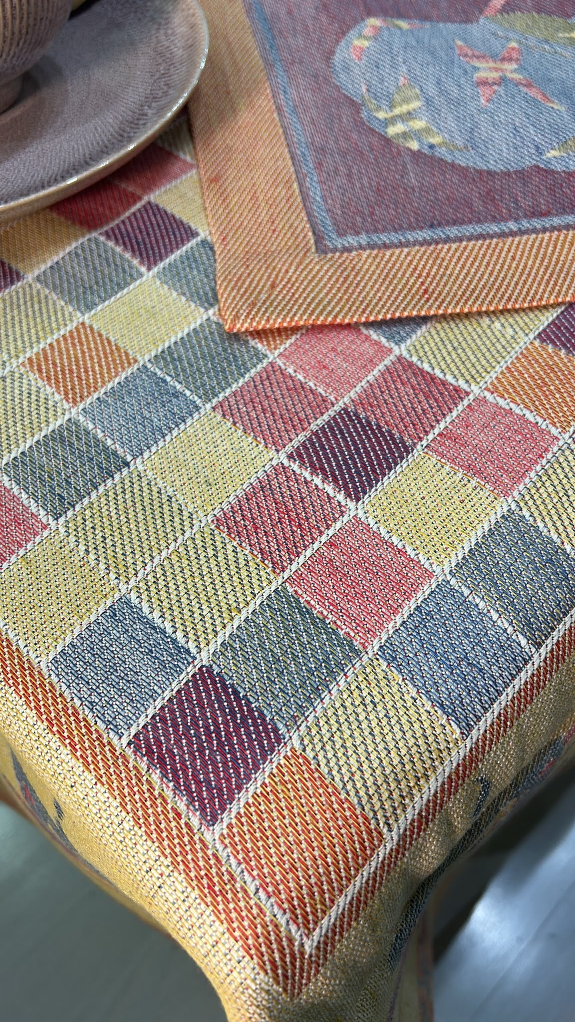 THE TABLECLOTH